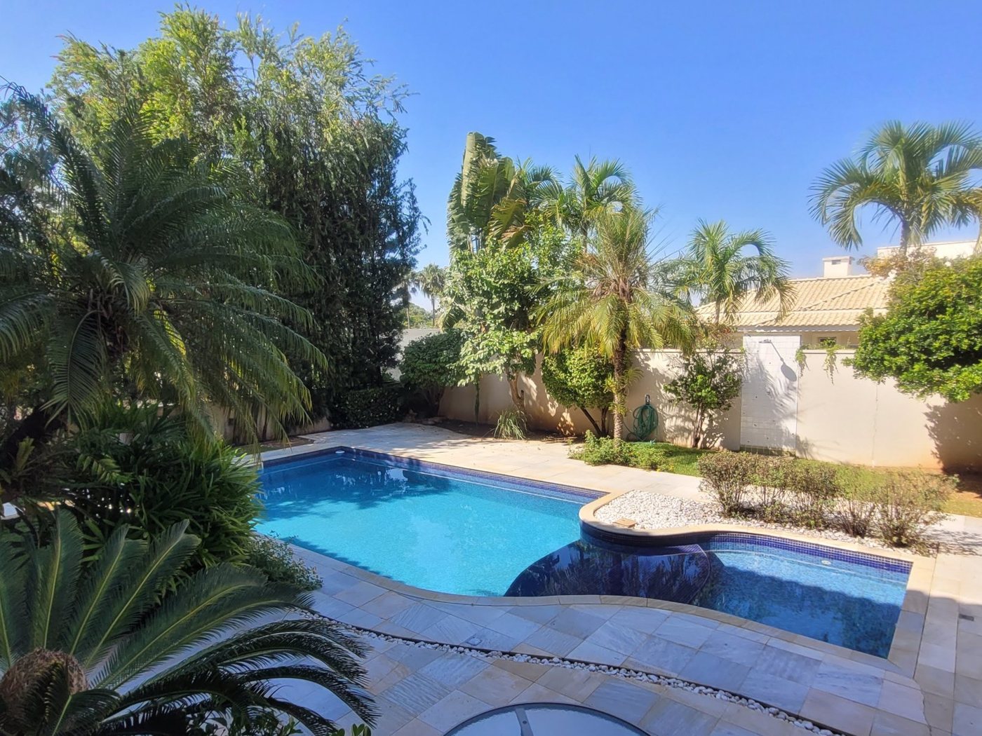 Área de lazer com piscina da casa de 450 m² no Alphaville Campinas